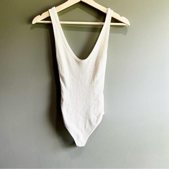 Abercrombie & Fitch Women’s White Ribbed V Neck Bodysuit Size XSmall - Picture 1 of 7